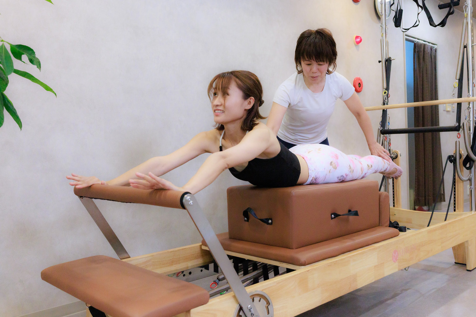 ボックスを使ったエクササイズでスタッフが姿勢をサポートする様子
