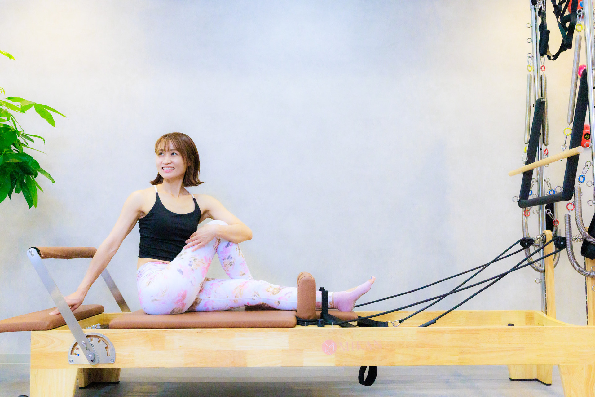 ALOHA YOGAのマシンピラティススタジオでリフォーマーに座る女性(愛知県一宮市)